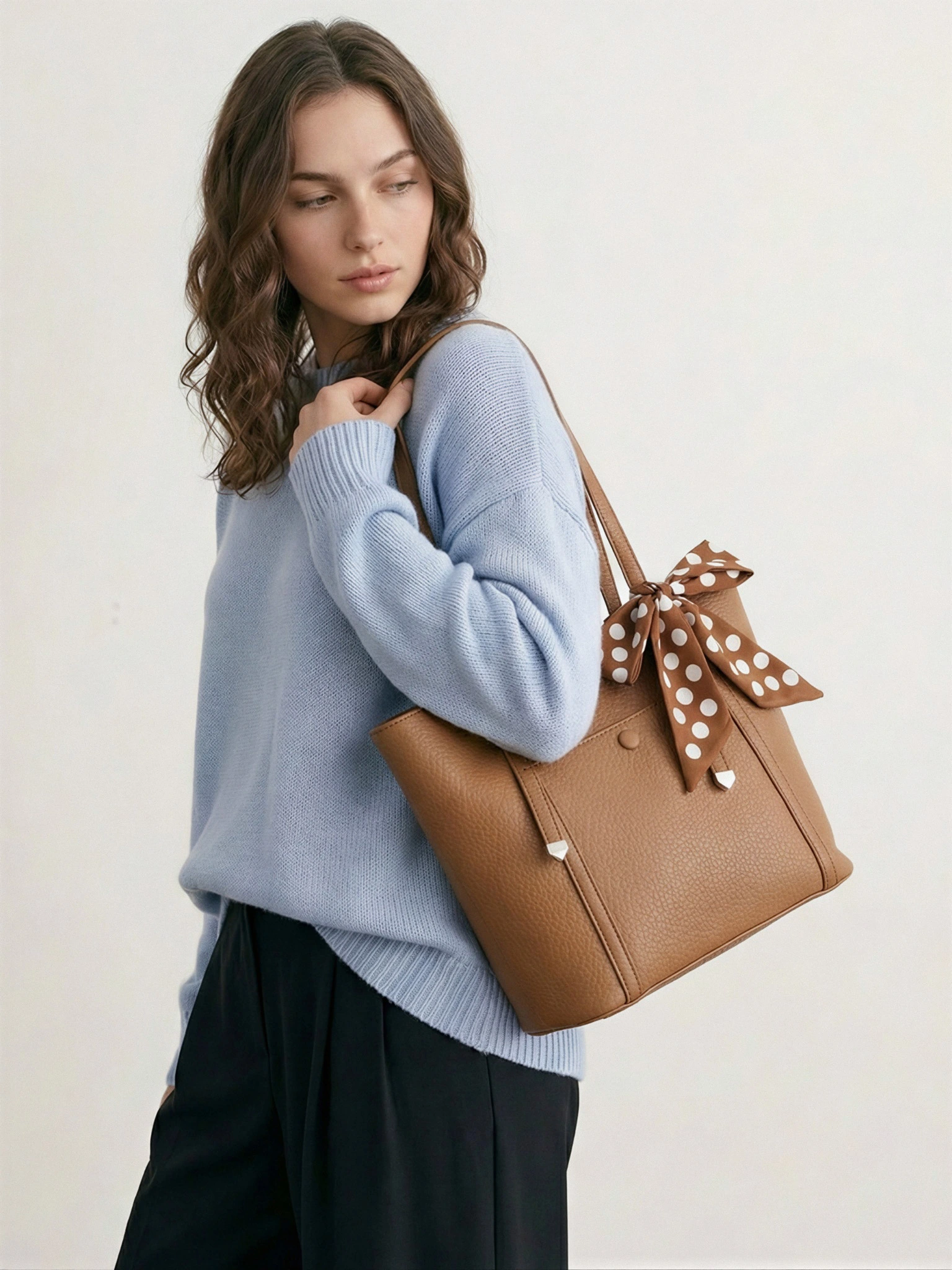 Сумка-тоут с карманом на кнопке и декоративным платком в ассортименте